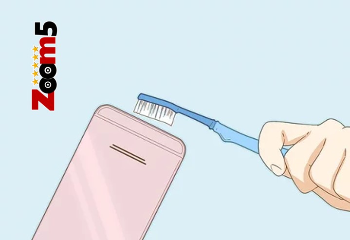 تنظيف سماعة الهاتف بالفرشاة الأسنان